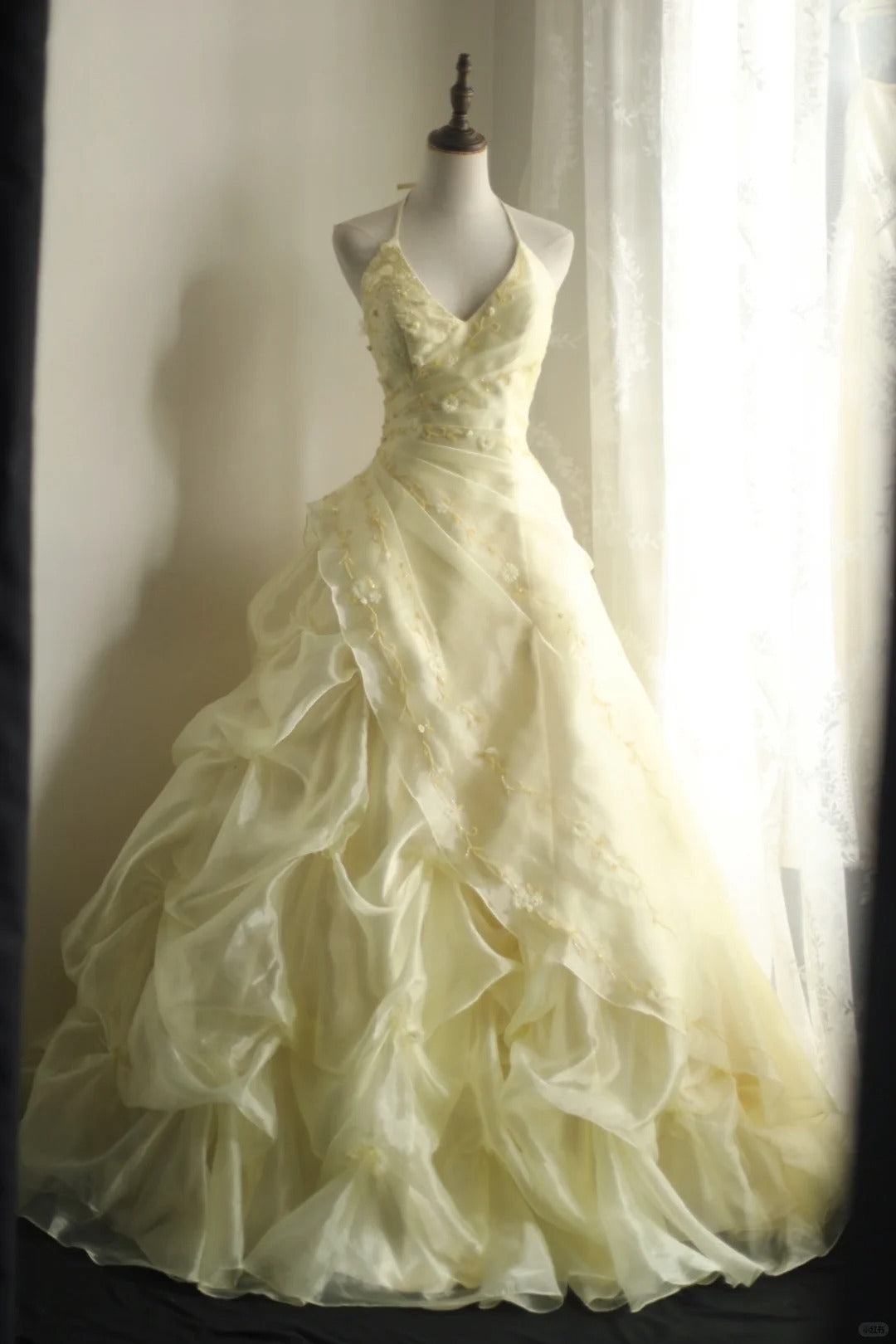 A Line Yellow Princess Dress Wedding Dress Sleeveless Long Evening Dress   cg25931
