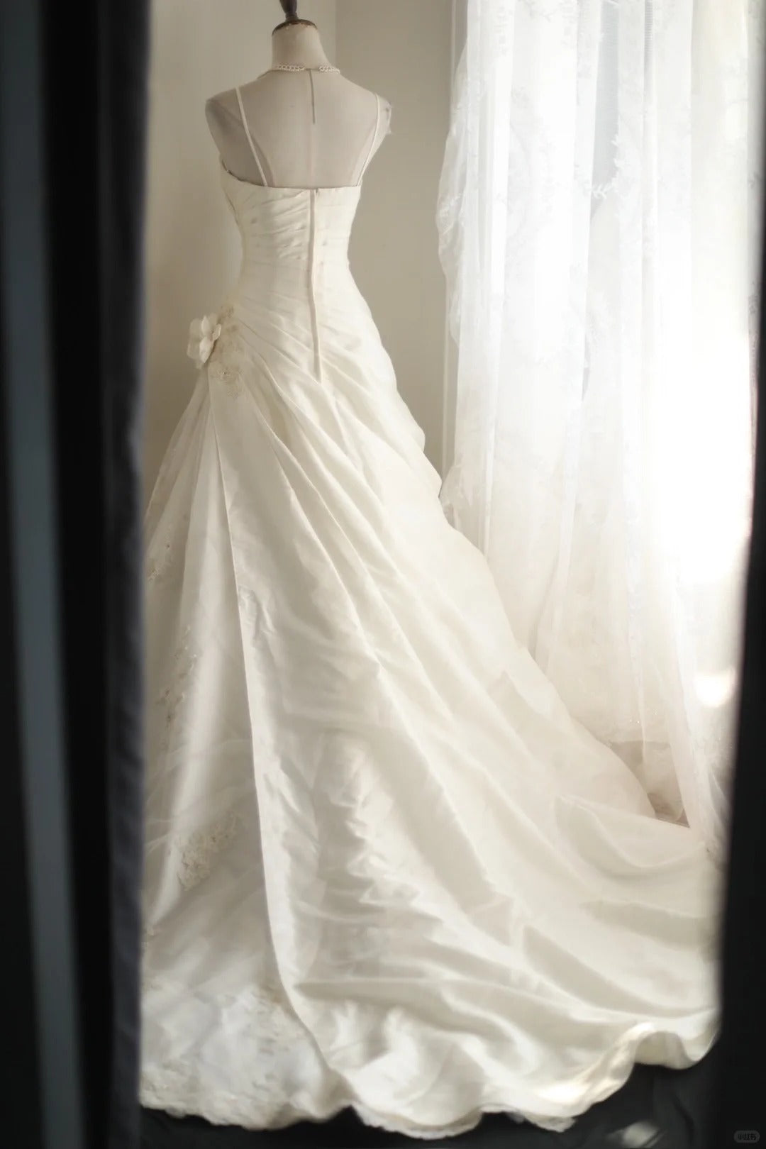 White Lace Wedding Dress Sleeveless Long Wedding Dress   cg25928