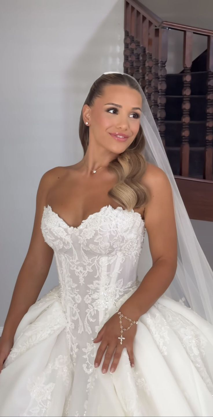 Romantic White Applique Wedding Gown Lace Bridal Dress cg26139