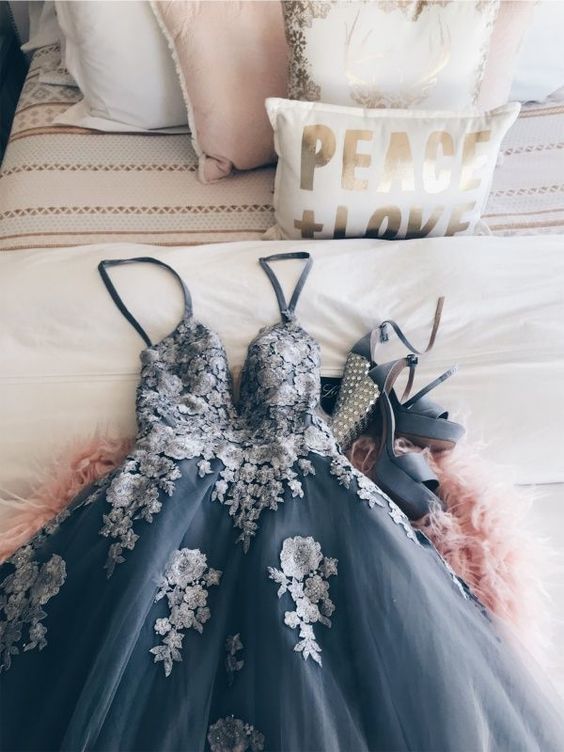 Sexy Spaghetti Straps V-neck Long Prom Dresses With Appliques cg12350