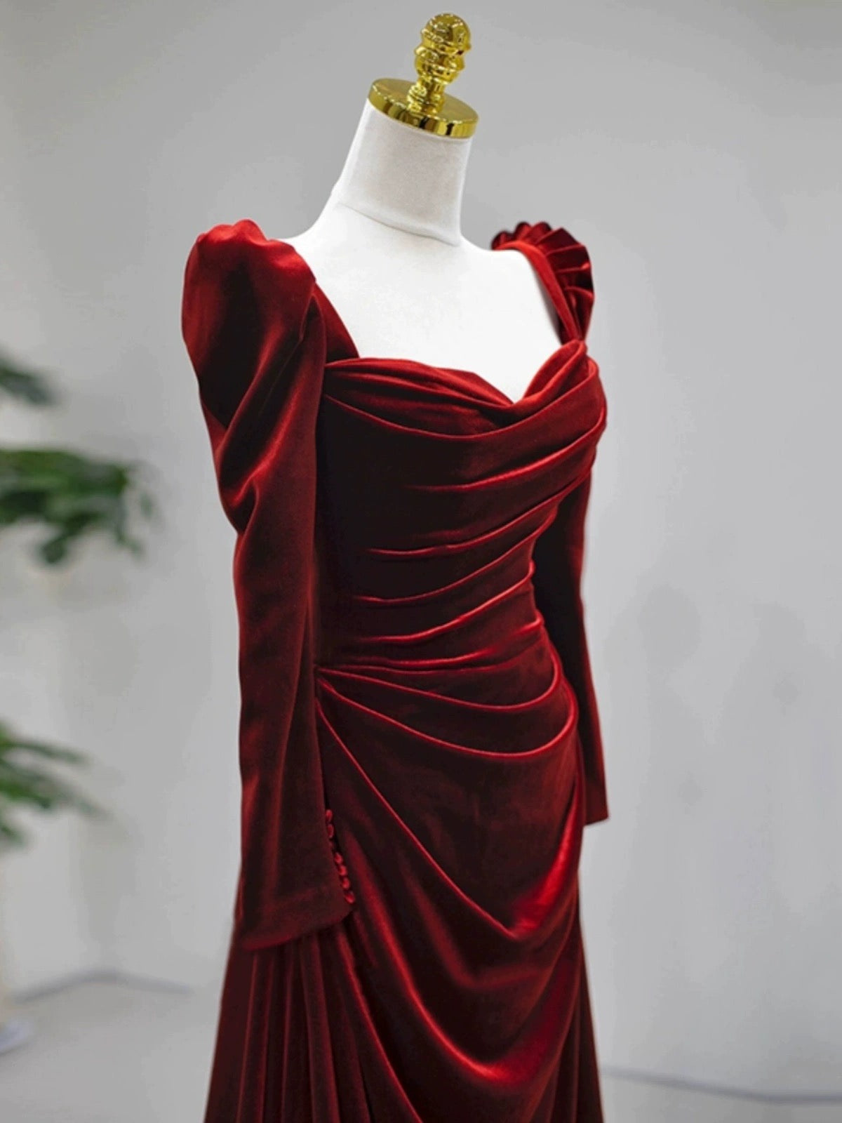 Elegantes weinrotes Samtkleid mit langen Ärmeln, formelles Hochzeitspartykleid cg25023