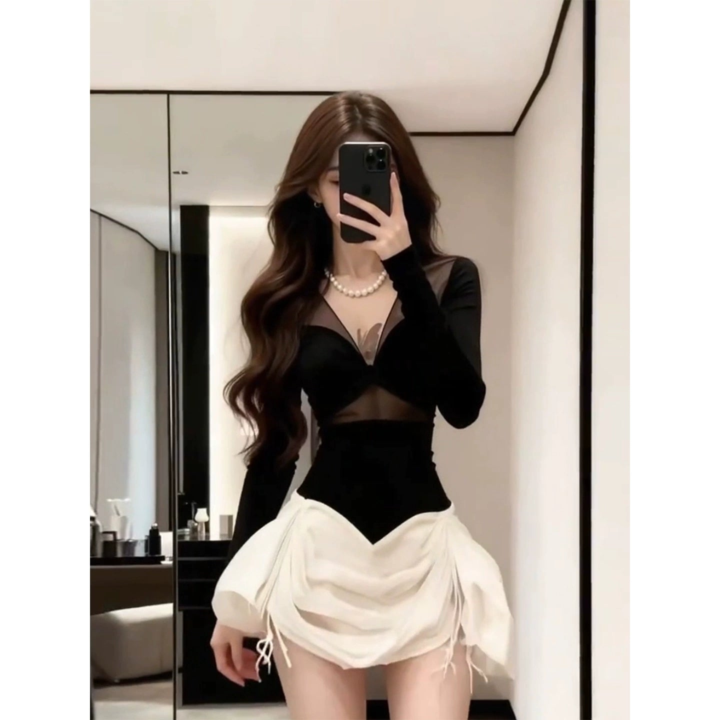 V-neck mesh-paneled dress with a fitted waist G024