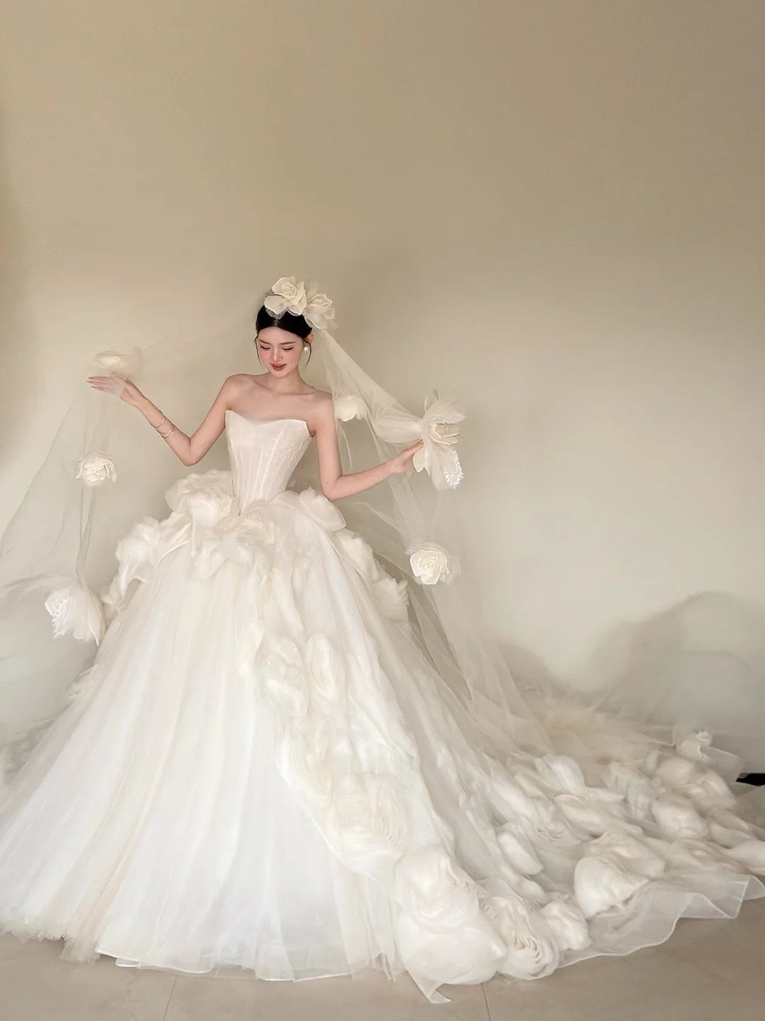 Lovely A-Line Handmade Flowers Wedding Dress Strapless Tulle Bridal Gowns CY0033